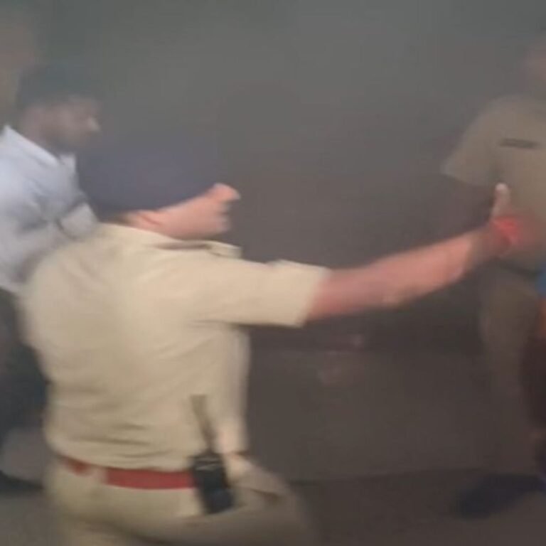 रायपुर मेकाहारा​​​​​​​ में लगी आग…मरीज का चल रहा था ऑपरेशन:अस्पताल के कमरे से निकल रहा तेज धुंआ, मौके पर कर्मचारी आग बुझाने में जुटे