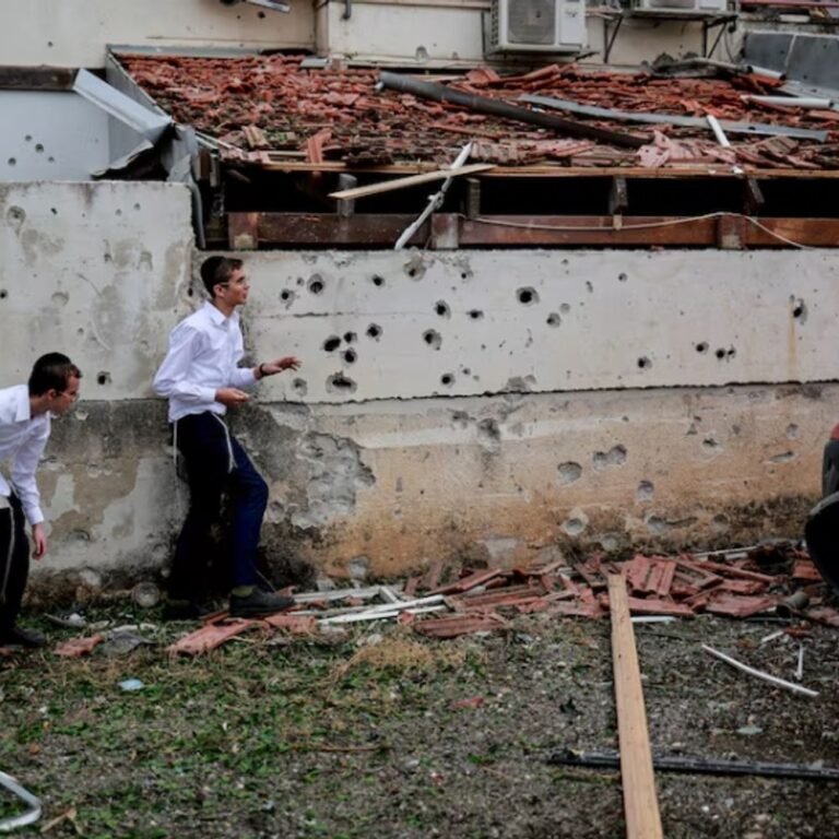 हिजबुल्ला का इजराइल पर सबसे बड़ा हमला, 250 मिसाइलें दागीं:13 महीने में पहली बार एक हफ्ते से जारी इजराइली हमले के जवाब में कार्रवाई