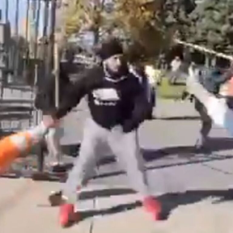 कनाडा में हिंदू सभा मंदिर में खालिस्तानियों का हमला:लाठी-डंडों से श्रद्धालुओं का पीटा, VIDEO वायरल; ट्रूडो बोले- हिंसा मंजूर नहीं