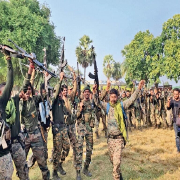 कामयाबी का जश्न:नक्सलियों को घेरने जवानों ने तीन रातें जंगल में गुजारीं; ढाई घंटे में 10 को मारा