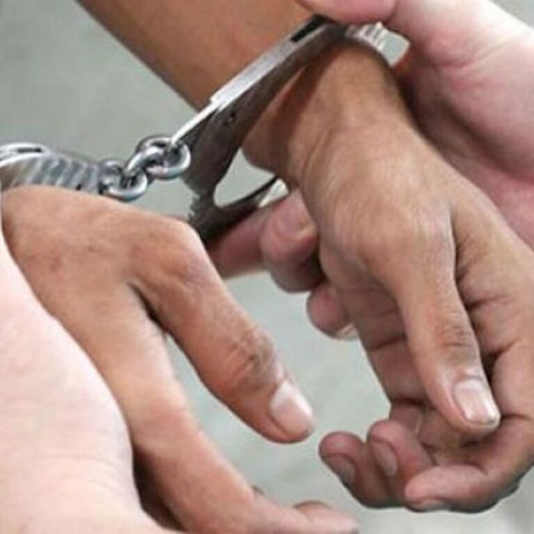 महिला और समिति प्रबंधक गिरफ्तार:प्रेमिका ने शराब में मिलाया ​था जहर, इसलिए दो की हुई मौत