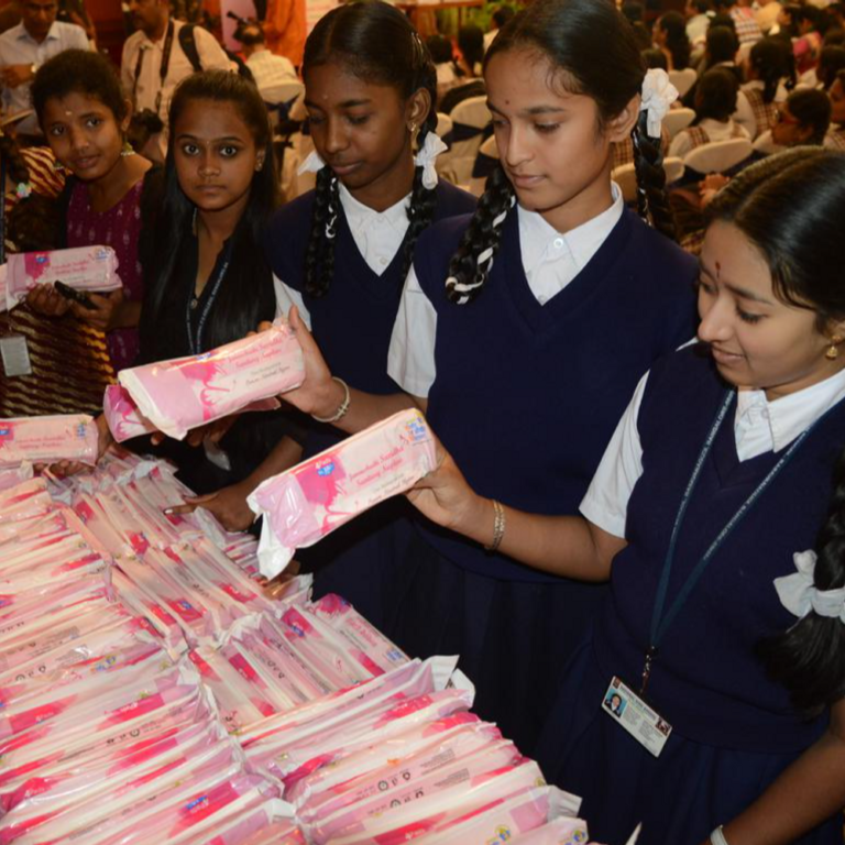 मेन्स्ट्रूअल हाईजीन पॉलिसी पर केंद्र की मंजूरी:स्कूल जाने वाली छात्राओं के लिए बनाई पॉलिसी, रिपोर्ट्स के मुताबिक 50 करोड़ महिलाओं तक कभी नहीं पहुंचते पैड्स