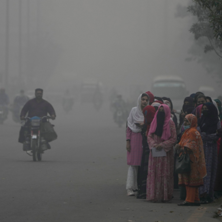 पाकिस्तान के पंजाब में स्मॉग के चलते प्रदूषण बढ़ा:सार्वजनिक स्थानों पर लोगों की एंट्री बैन; 17 नवंबर तक स्कूल-कॉलेज भी बंद