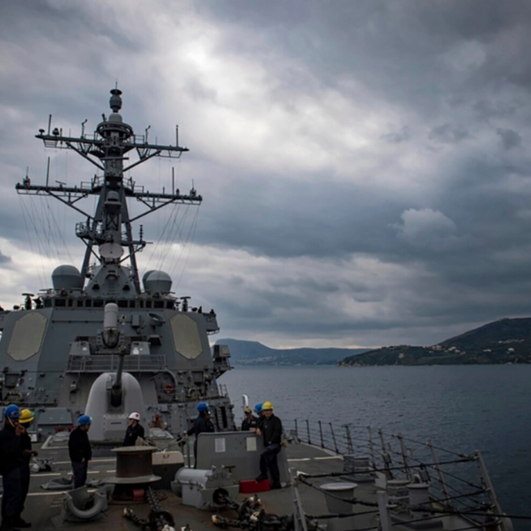 अमेरिकी युद्धपोतों पर ईरान समर्थित हूती विद्रोहियों का हमला:कई ड्रोन और मिसाइल दागीं; पिछले महीने अमेरिका ने किया था हमला