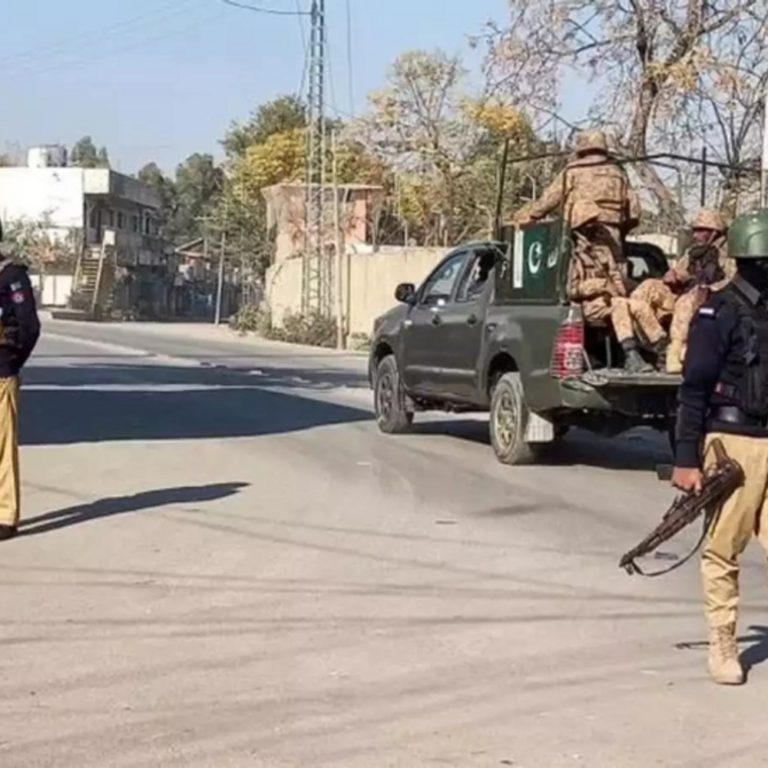 पाकिस्तान में पैसेंजर वैन पर हमला, 38 की मौत:खैबर पख्तूख्वा में हमलावरों ने गोलियां बरसाई; दो दिन में दूसरा हमला