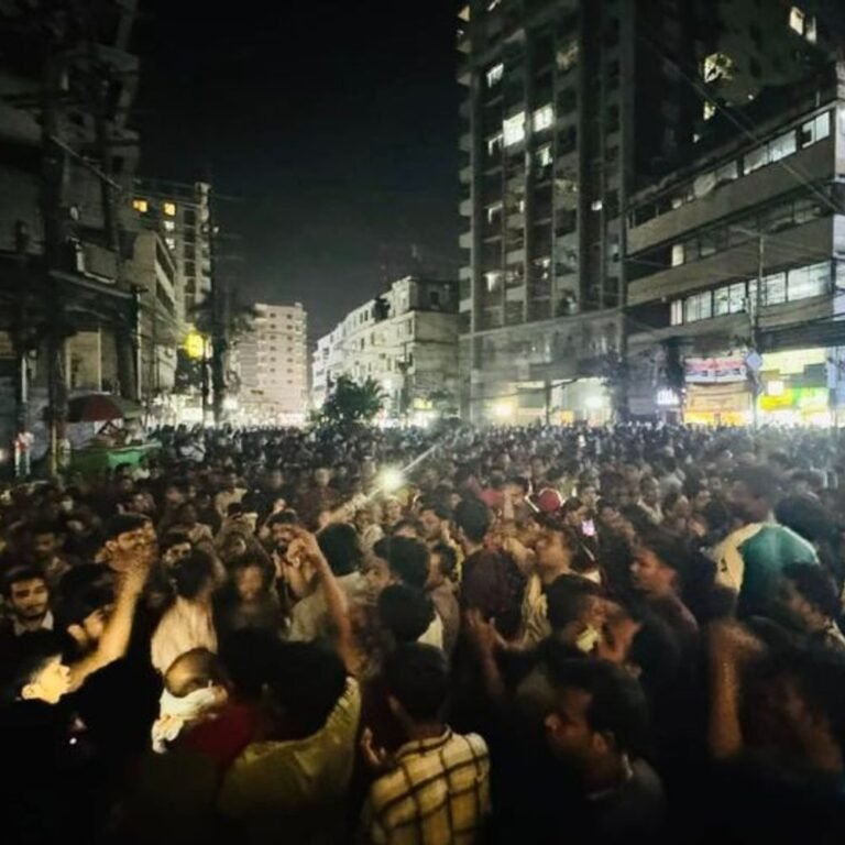 बांग्लादेश- हिंदुओं में दहशत, 30 गिरफ्तार:कट्टरपंथी खुलेआम हथियार लहरा रहे; जमात की बैठकों के बाद हिंसा बढ़ने की आशंका