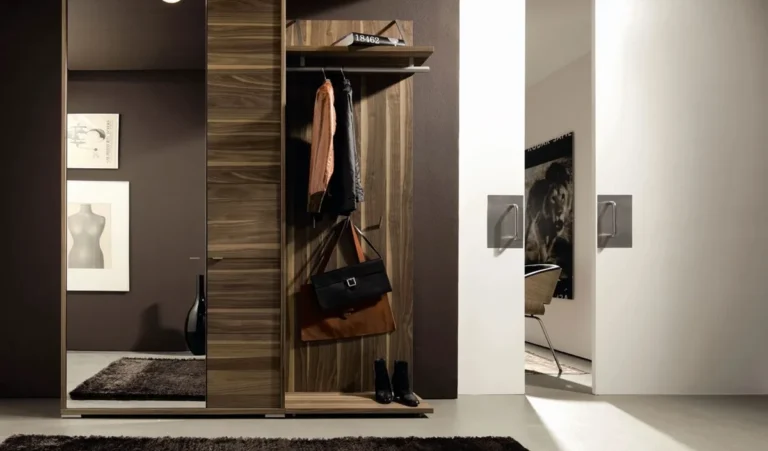 Vastu Tips: घर के मुख्य द्वार पर शीशा लगवाने से बढ़ सकती है आर्थिक तंगी, जानिए क्या कहता है वास्तु