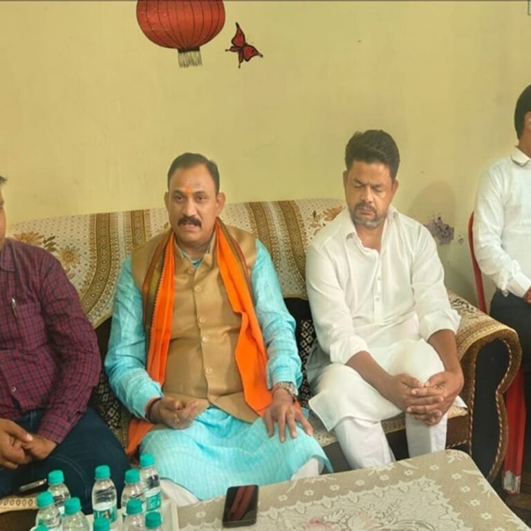 सूरजपुर हत्याकांड के आरोपियों को जल्द सजा दिलाने करेंगे मांग:हेड कॉन्स्टेबल तालिब शेख के घर पहुंचे मंत्री श्याम बिहारी, कहा-सीएम से करेंगे चर्चा