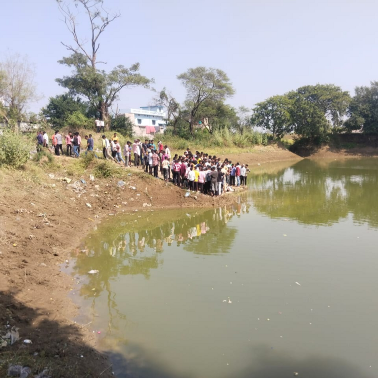 धमतरी में संदिग्ध हालत में मिली युवक की लाश:गुरुवार से लापता था, बायपास के पास तालाब में मिली बॉडी; हत्या की आशंका