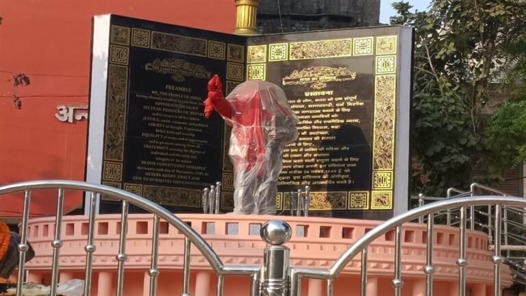 आंबेडकर की प्रतिमा के लोकार्पण पर गरमाई राजनीति