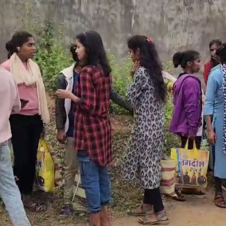 कोंडागांव में कॉलेज छात्राओं की सुरक्षा पर सवाल:न हॉस्टल वार्डन, न ही कैंटिन, खुद बना रही खाना, पास में शराब की दुकान