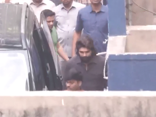 अल्लू अर्जुन को कांग्रेस विधायक की चेतावनी:CM के खिलाफ बोला तो तेलंगाना में फिल्में रिलीज नहीं होंने देंगे