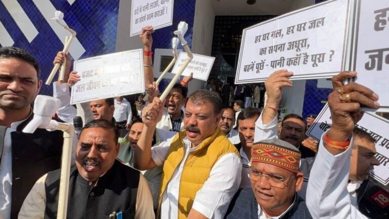 अमित शाह के बयान पर दूसरे दिन भी MP विधानसभा में हंगामा; कांग्रेस विधायकों ने टोंटी लेकर सदन के बाहर की नारेबाजी