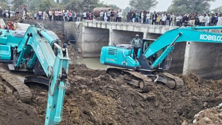 Sehore News: सीहोर में पुल की मिट्टी धंसने से चार मजदूर दबे, तीन की मौत