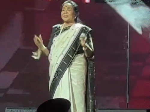 सिंगर आशा भोसले ने दुबई में गाया तौबा-तौबा गाना:हुक स्टेप भी किए, गाने के सिंगर करण औजला बोले- 91 की उम्र में मुझसे बेहतर गाया