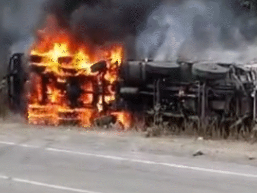 पेट्रोल पंप संचालक समेत 2 युवक कार में जिंदा जले:कोरबा में टक्कर के बाद कार के ऊपर पलटा ट्रक; फ्यूल-टैंक फटने से लगी आग