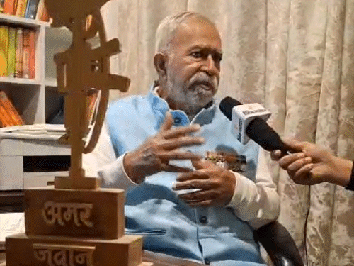 कर्नल शमशेर सिंह बोले-भेष बदला, भूख मिटाने सांप निगला:सीक्रेट ऑपरेशन के लिए नमाज पढ़ना सीखा; पाकिस्तानियों पर अटैक किए तो नंगे पैर भागे