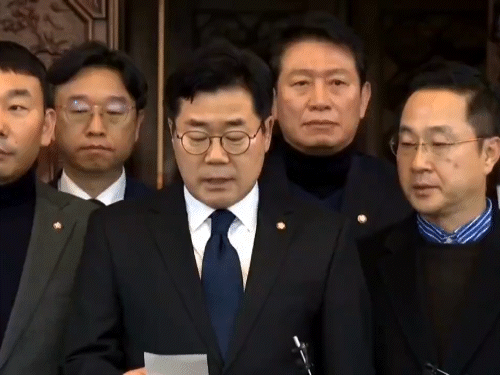 साउथ कोरिया में रक्षा मंत्री का इस्तीफा:मार्शल लॉ लगाने की जिम्मेदारी ली, कहा- मैंने संसद में सेना भेजी; देश में नया डिफेंस मिनिस्टर नियुक्त