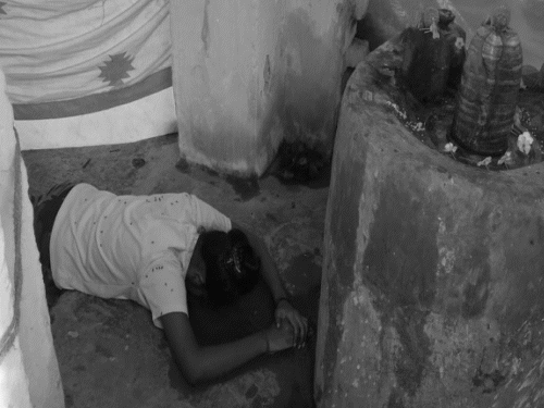 11वीं की छात्रा ने जीभ काटकर शिवलिंग पर चढ़ाया:2 दिनों के लिए साधना में लीन, नोट में लिखा-कोई अंदर आया तो मर्डर हो जाएगा