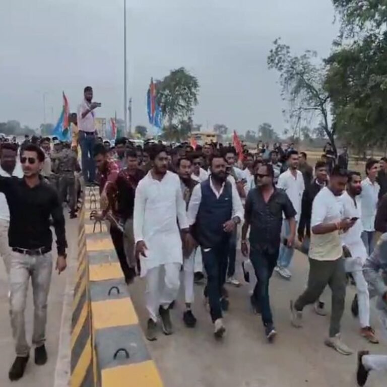 धमतरी के टोल-प्लाजा में NSUI का प्रदर्शन:व्यापारी-छात्रों से दुर्व्यवहार को लेकर हंगामा, कहा- स्थानीय लोगों को मिले रोजगार