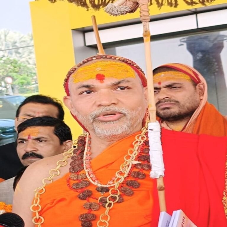 शंकराचार्य अविमुक्तेश्वरानंद बोले- ‘बटोगे तो कटोगे’ का नारा गलत:हमको अब तक किसने काटा, ये कहना चाहते हैं कि हमें वोट नहीं दिया,तो काट देंगे