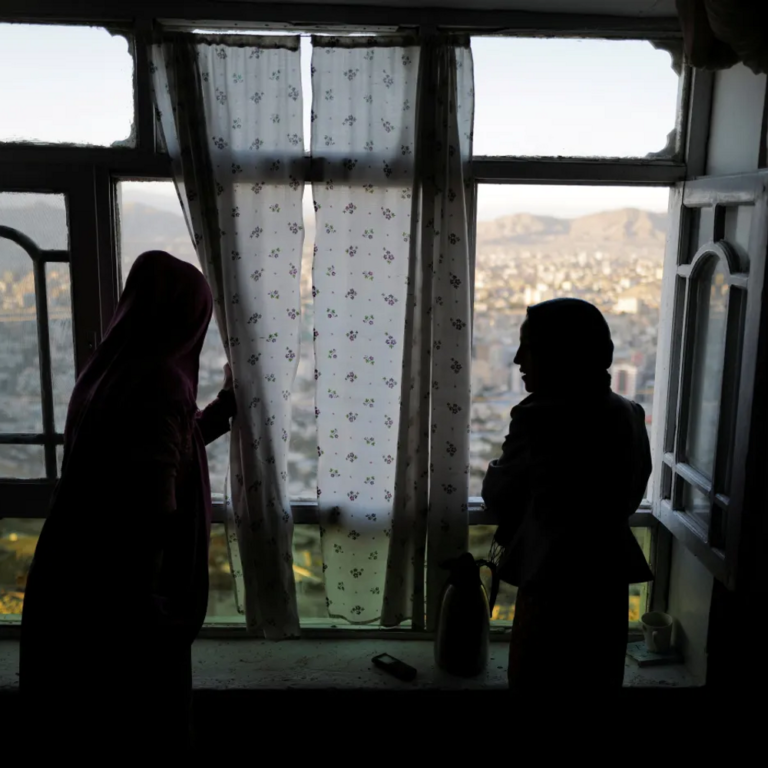 तालिबान ने घरों में खिड़कियां बनाने पर रोक लगाई:कहा- जहां से महिलाएं दिखें वहां खिड़कियां न बनाएं, मौजूदा को ईंटों से बंद करें