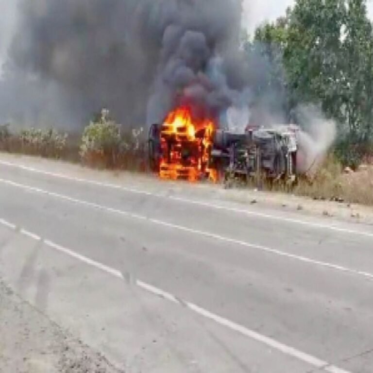 बड़ा हादसा:ट्रक-कार में भिड़ंत, 2 युवक जिंदा जले