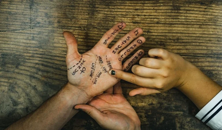 Palmistry Tips: हथेली पर मौजूद गुरु पर्वत को ऐसे करें जागृत, करियर में आएगी रफ्तार