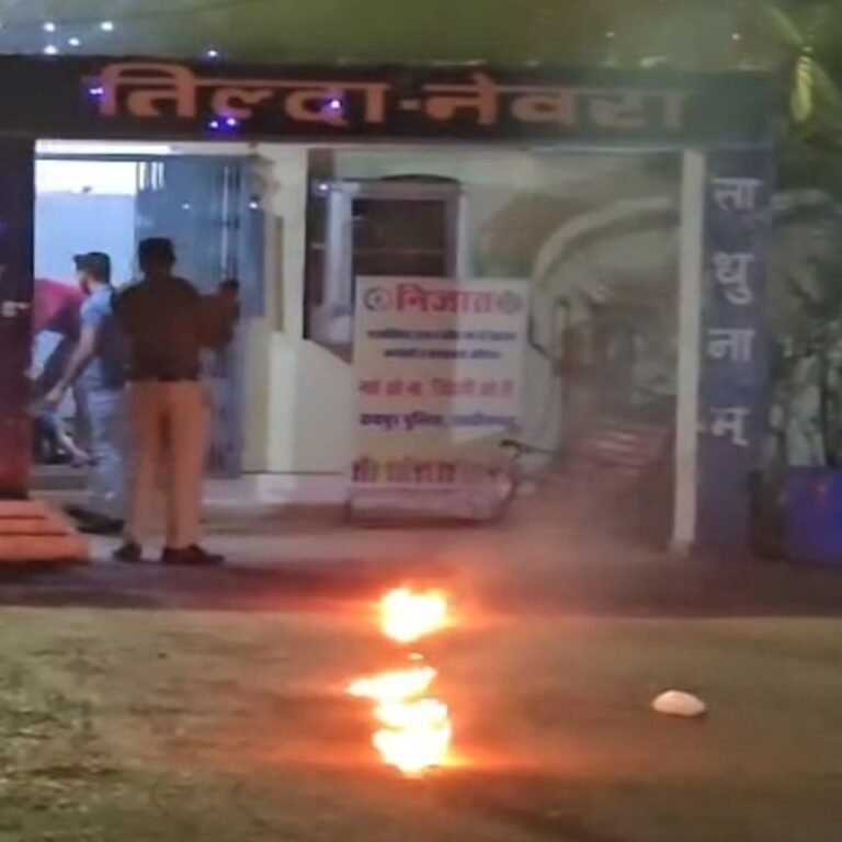 महिला ने बच्ची के साथ थाने में आग लगाई..VIDEO:रायपुर में महिला के साथ मासूम भी झुलसी; पति-पत्नी के बीच विवाद बनी वजह