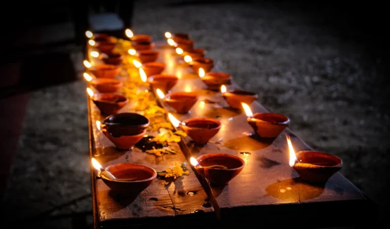 Somvati Amavasya 2024: सोमवती अमवस्या के दिन पितरों को प्रसन्न करने के लिए इन 5 जगहों पर जलाएं दीपक