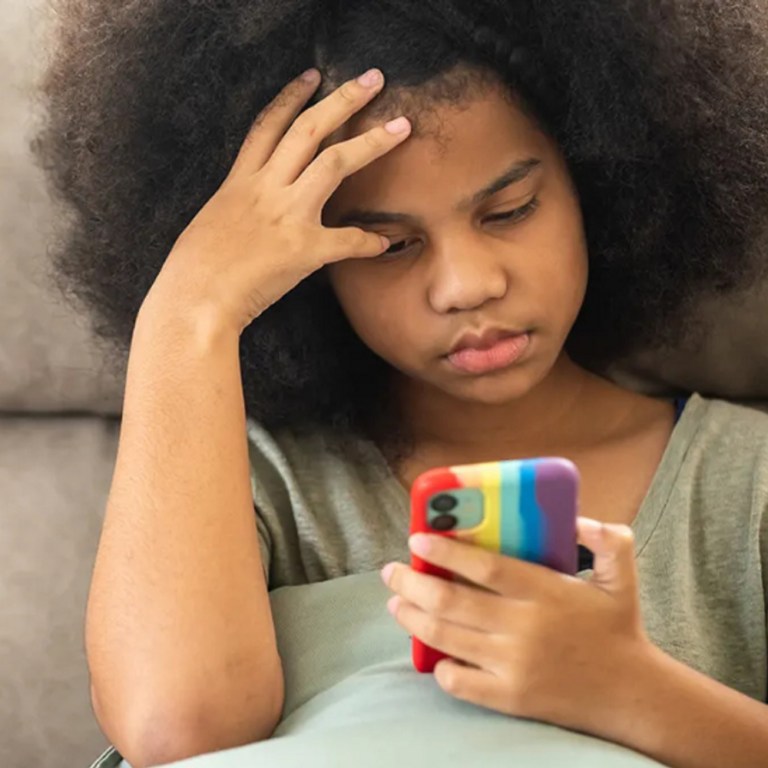 स्पेन में स्मार्टफोन पर मिलेगी तम्बाकू जैसी चेतावनी:जल्द कानून लाने की तैयारी में सरकार, डॉक्टर्स भी इलाज के दौरान स्क्रीन टाइम पूछेंगे