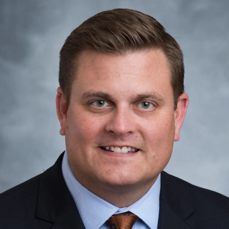 अमेरिकी इंश्योरेंस कंपनी के CEO की गोली मारकर हत्या:न्यूयॉर्क में होटेल के बाहर शूट किया; इन्वेस्टर कॉन्फ्रेंस में शामिल होने पहुंचे थे