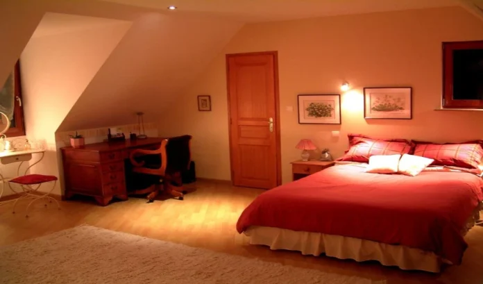 Vastu Tips: इस दिशा में भूलकर भी नहीं बनवाना चाहिए सोने का कमरा, पति-पत्नी में बढ़ने लगती है तकरार