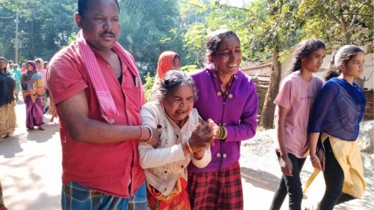 Bijapur Naxal Attack Update: बिलखते परिजन, हर आंख में आंसू… शहीद ड्राइवर तुलेश्वर राणा का गृह गांव में अंतिम संस्कार, देखिए तस्वीरें