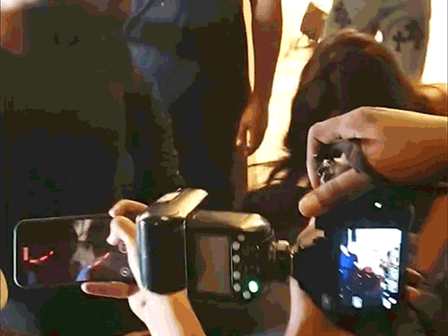 पार्टी से वापस आते टाइम अचानक से गिरीं मौनी रॉय:सोशल मीडिया पर वायरल हुआ एक्ट्रेस का वीडियो, यूजर उड़ा रहे हैं मजाक