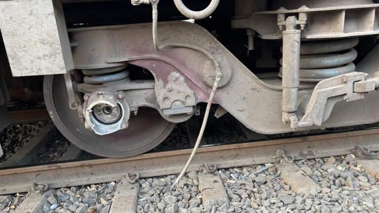 टूटी बेस प्लेट के सहारे विदिशा से बीना पहुंच गई कुशीनगर एक्सप्रेस -बीना में किया कोच अलग, ढाई घंटे खड़ी रही ट्रेन