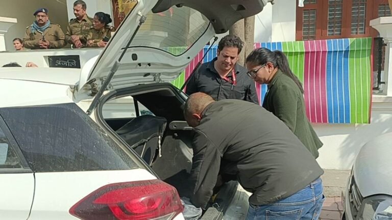 9 लाख रुपये कैश, 2 दुकान, 3 प्लाट, 3 दोपहिया व 3 कार! उज्‍जैन में रिटायर्ड बैंक अधिकारी के घर EOW का छापा