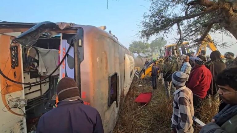 खाटूश्याम से इंदौर जा रही बस सुसनेर में पलटी, 17 यात्री हुए घायल… नीचे दबे पिता और बेटे को बचाया