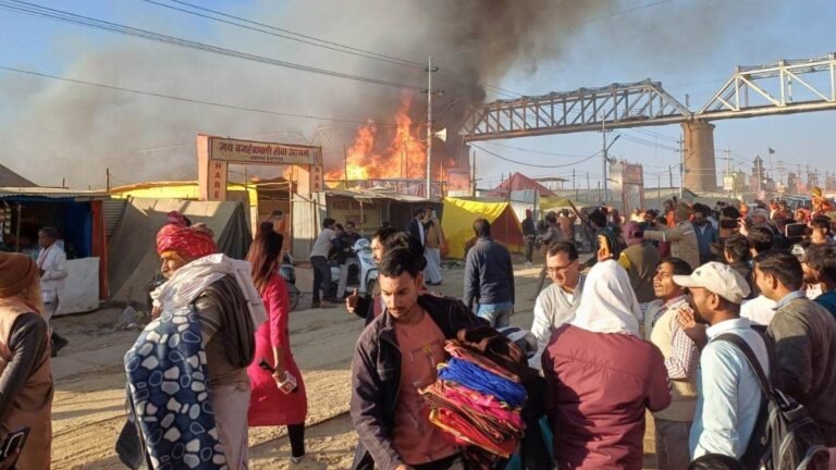 Mahakumbh Fire: महाकुंभ मेले में सिलेंडर ब्लास्ट से लगी आग, कई पंडाल जलकर खाक; 10 तस्वीरें