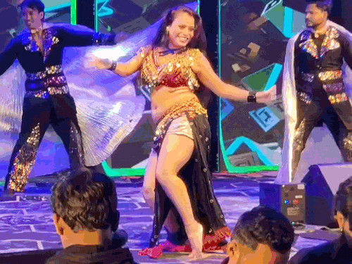 छत्तीसगढ़ में नए साल का जश्न…VIDEO:बॉलीवुड सिंगर जसलीन कर रहीं परफॉर्म, रायपुर में बेली डांस, चारों तरफ फूट रहे पटाखे, दुर्ग-बस्तर-बिलासपुर में धूम