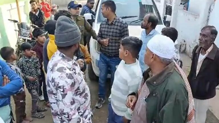 घर में सोया रहा परिवार, दो महिलाएं आई पैंट में से 50 हजार नकदी व मोबाइल ले गई