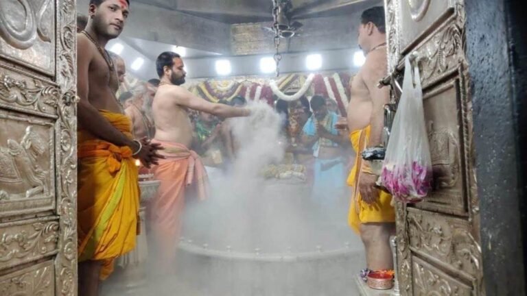 महाकाल की भस्म आरती में मोबाइल ले जाने पर लगा बैन, एंट्री गेट पर होगी चेकिंग