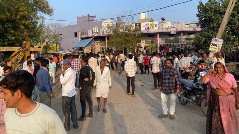 नीमच में ग्रामीणों ने पुलिस टीम को बंधक बनाया, वाहनों को क्षतिग्रस्त किया