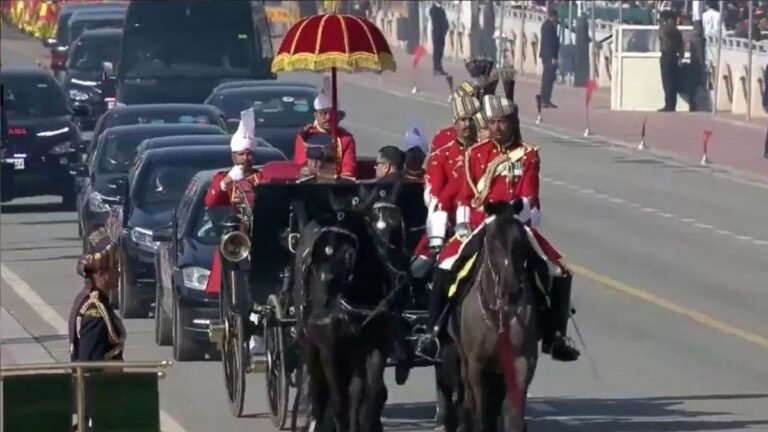 76th Republic Day 2025: राष्ट्रपति मुर्मू ने कर्तव्य पथ पर फहराया तिरंगा, PM मोदी सहित इंडोनेशिया के राष्ट्रपति मौजूद