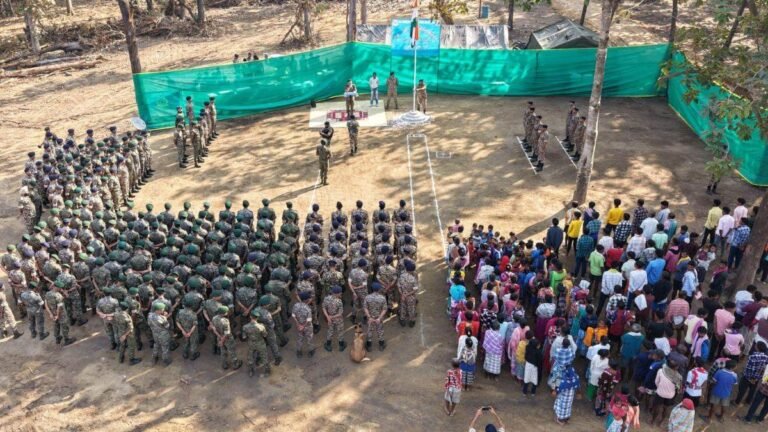 बस्तर संभाग के नक्सल प्रभावित 26 गांवों में पहली बार लहराया तिरंगा