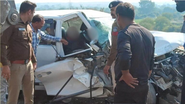 जबलपुर बायपास पर कार को ऑयल टैंकर ने मारी टक्कर, कुंभ से आ रहीं तीन महिलाओं सहित ड्राइवर घायल