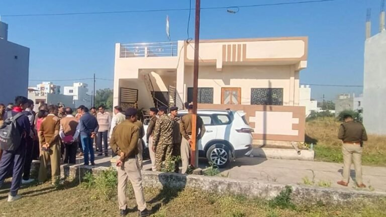 भोपाल में सीआरपीएफ जवान ने पत्नी की हत्या कर खुदकुशी कर ली, कमरे में बिलखते मिले बच्चे