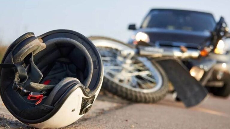 Maha Kumbh: गंगास्नान कर लौट रहे श्रद्धालुओं की कार पलटी, एक की मौत, आठ घायल