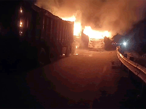 कोरबा में ट्रक ने स्कूटी सवार युवक को कुचला:आक्रोशित भीड़ ने 2 ट्रैकों में लगाई आग, शव सड़क पर रखकर किया चक्काजाम