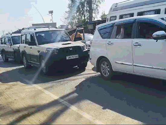 महाकुंभ में भगदड़…UP-CG बॉर्डर पर 15KM जाम:बसंतपुर-धनवार के बीच वाहनों को रोका, लौटाए जा रहे श्रद्धालु; सिर्फ आने वाली गाड़ियों को छूट